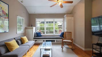 Televisión, chimenea, reproductor de DVD y oficina