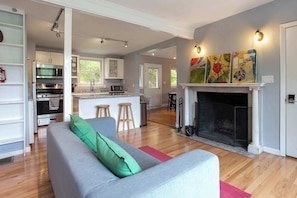 Téléviseur, foyer, lecteur de DVD, bureau