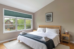 4 bedrooms, desk, iron/ironing board, WiFi - Imagine Being Lakeside, Kayaks/Fishing/EV Charger (Lenox)