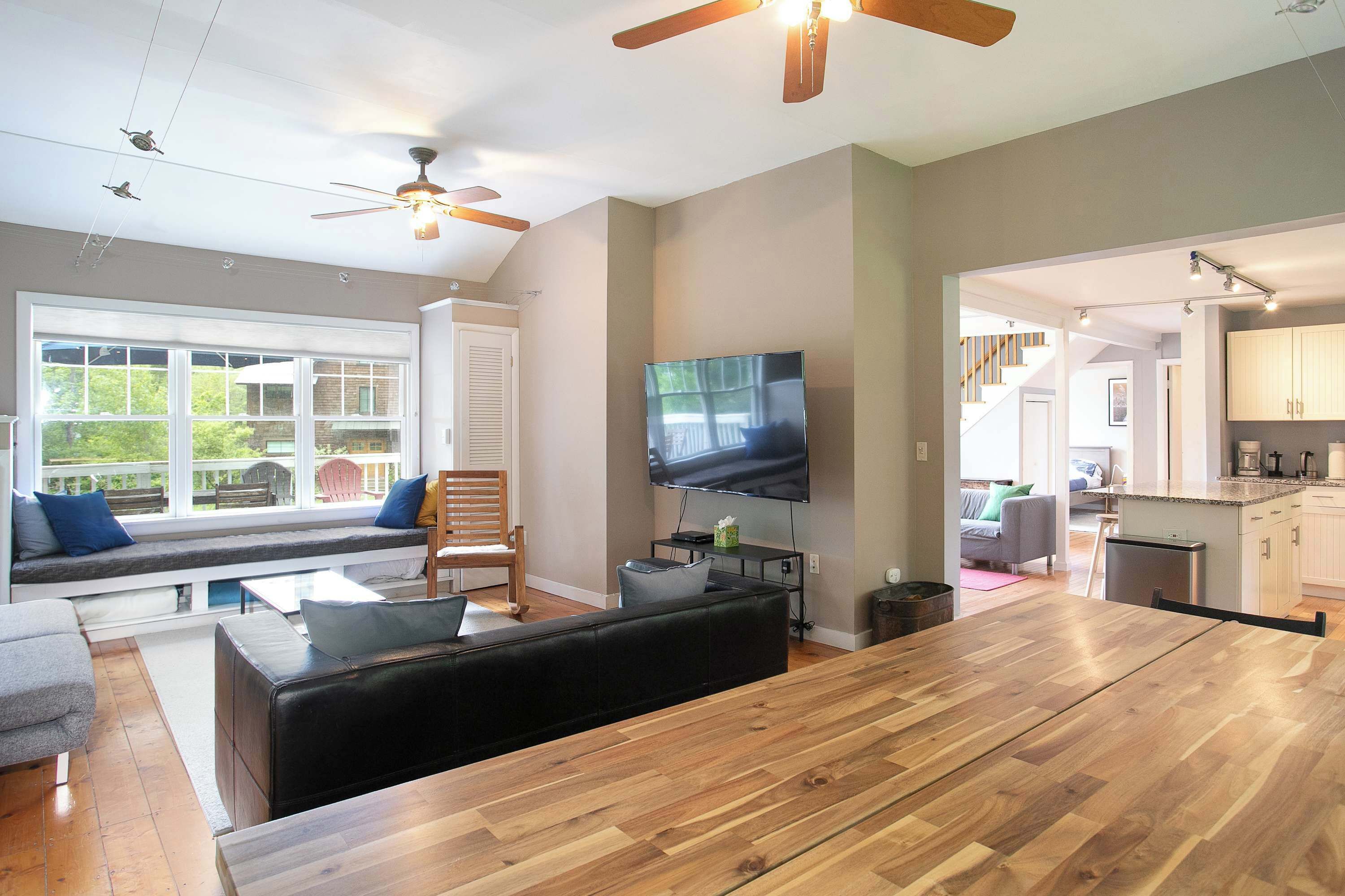 Télévision, cheminée, lecteur de DVD, espaces bureaux