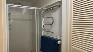 Shower, towels - Bos'n's on Wimbie Beach (Surf Beach)