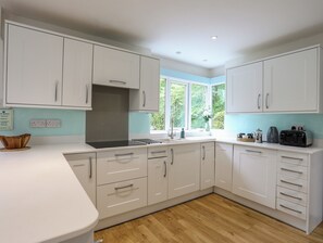 Fridge, dishwasher, electric kettle, cookware/dishes/utensils - Ynys Castell (Menai Bridge)