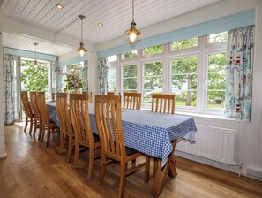 Dining - Ynys Castell (Menai Bridge)