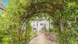 A pathway leading to a white building with a staircase. - 12 bedroom accommodation in Pembroke (Pembroke)