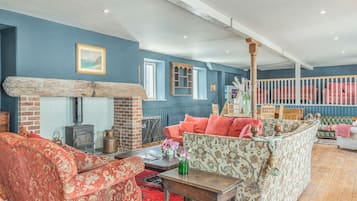 TV, fireplace