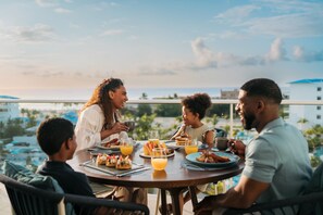 Petit déjeuner complet compris tous les jours