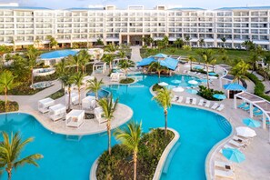2 piscines extérieures, parasols de plage, chaises longues