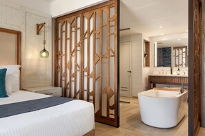 Preferred Club Junior Suite Swim Out King with Sofa Bed | حمام | أحواض استحمام وحجيرات دش منفصلة، حوض استحمام عميق، دُش غزير