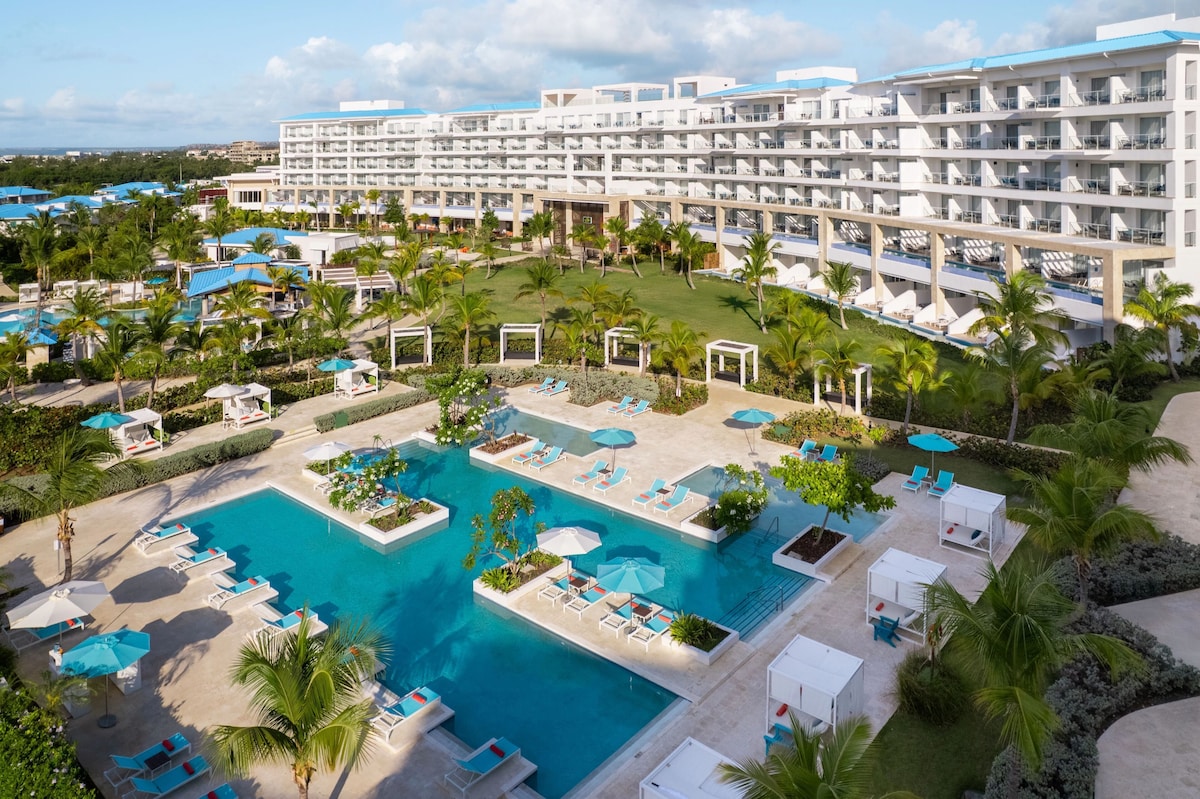 2 outdoor pools, pool umbrellas, sun loungers