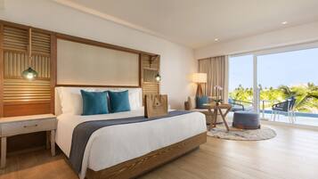 Preferred Club Deluxe Ocean Front Swim Out King | Premium bedding, minibar, in-room safe, individually decorated