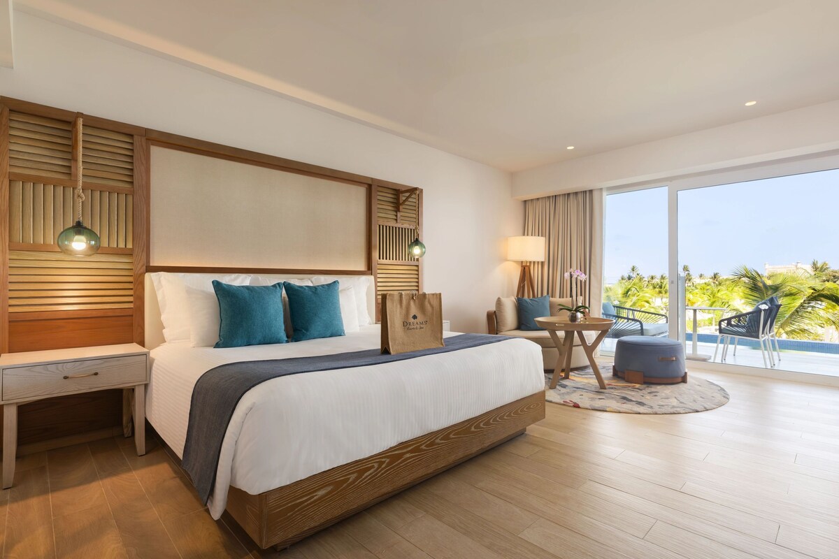 Preferred Club Deluxe Ocean Front Swim Out King | 1 bedroom, premium bedding, minibar, in-room safe