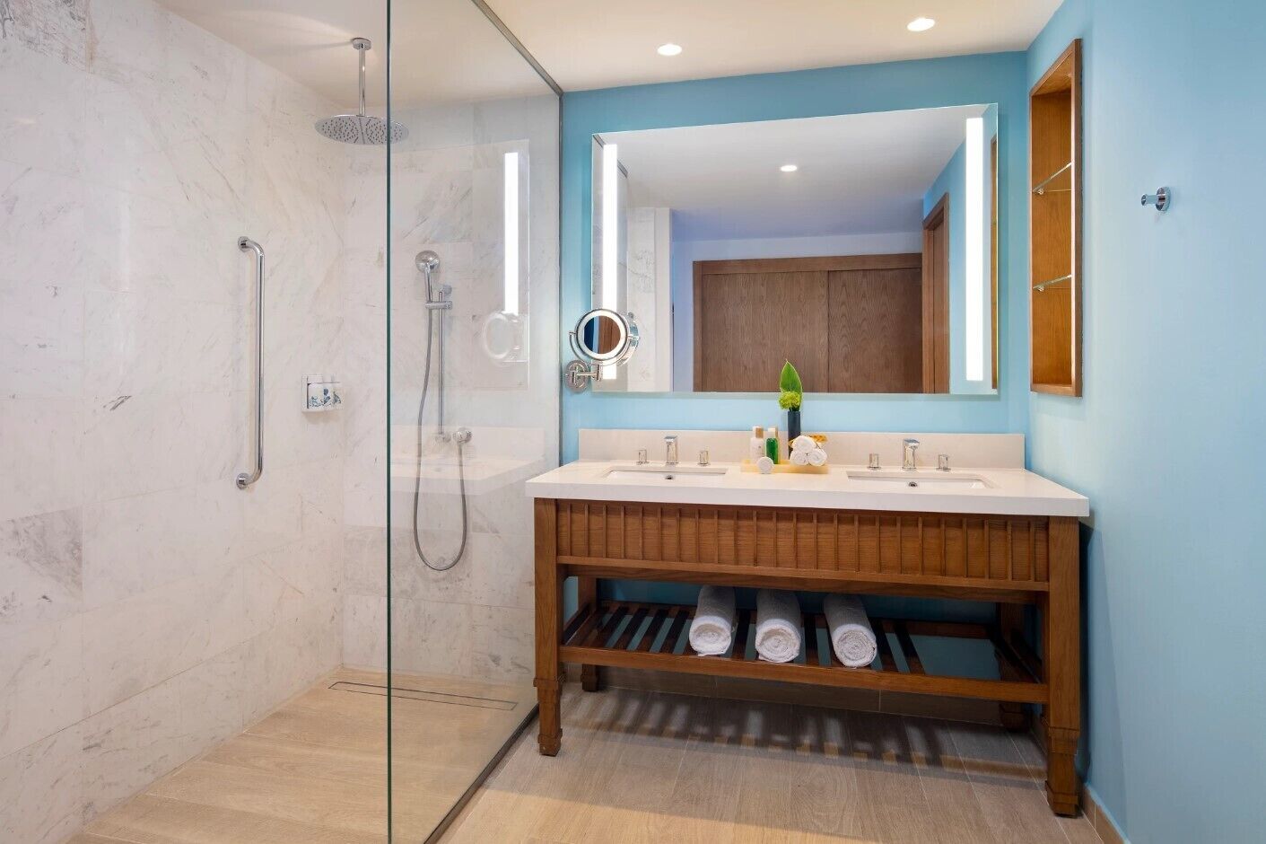 Deluxe Ocean View King with Sofa Bed | Salle de bain | Baignoire et douche séparées, baignoire profonde, douche cascade