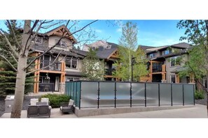Property grounds - Quiet 1 Bedroom Condo in a Popular Mountain Resort (Dead Man's Flats)