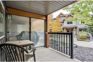 Outdoor dining - Quiet 1 Bedroom Condo in a Popular Mountain Resort (Dead Man's Flats)