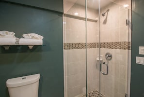 Dusche, kostenlose Toilettenartikel, Haartrockner, Handtücher