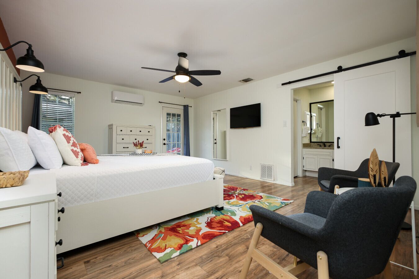 5 Schlafzimmer, Schreibtisch, Bügeleisen/Bügelbrett, kostenloses WLAN