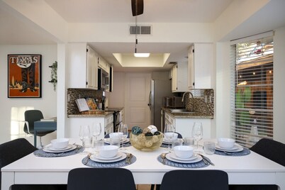 Texas Modern Minutes from Airport