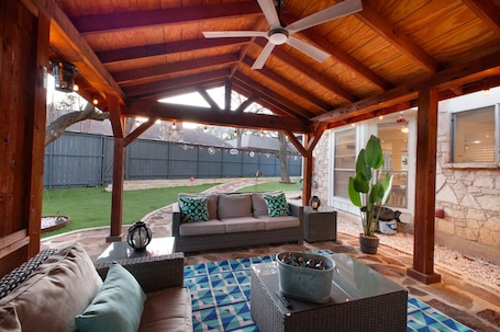 Terrace/patio. Minutes from airport, hot tub, pool, mini golf, game room