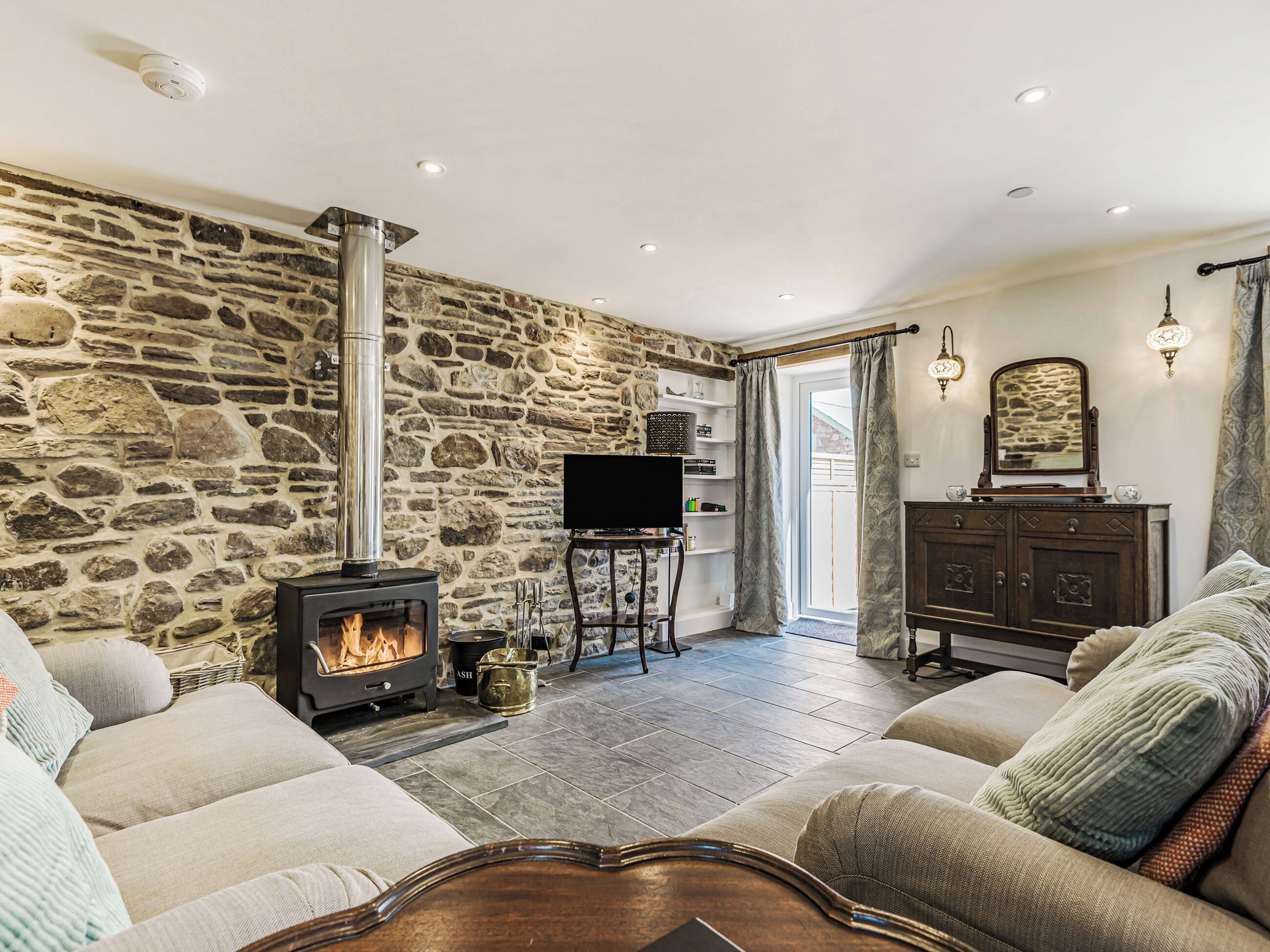 TV, fireplace