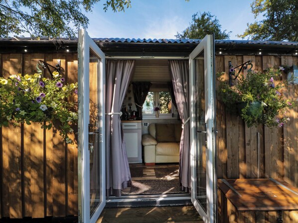 Cottage | Exterior detail - The Shepherd's Rest (Whitby)