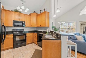 Køleskab, mikrobølgeovn, ovn, kogeplade