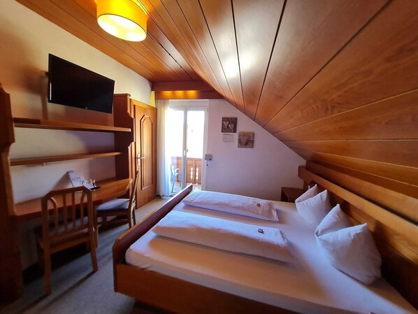 Comfort-Doppelzimmer | Zimmersafe, Schreibtisch, laptopgeeigneter Arbeitsplatz, Reisekinderbett