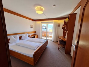 Comfort Double Room | In-room safe, desk, laptop workspace, travel crib