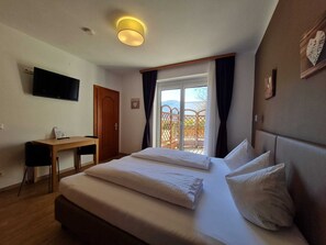 Kahden hengen comfort-huone | Tallelokero huoneessa, työpöytä