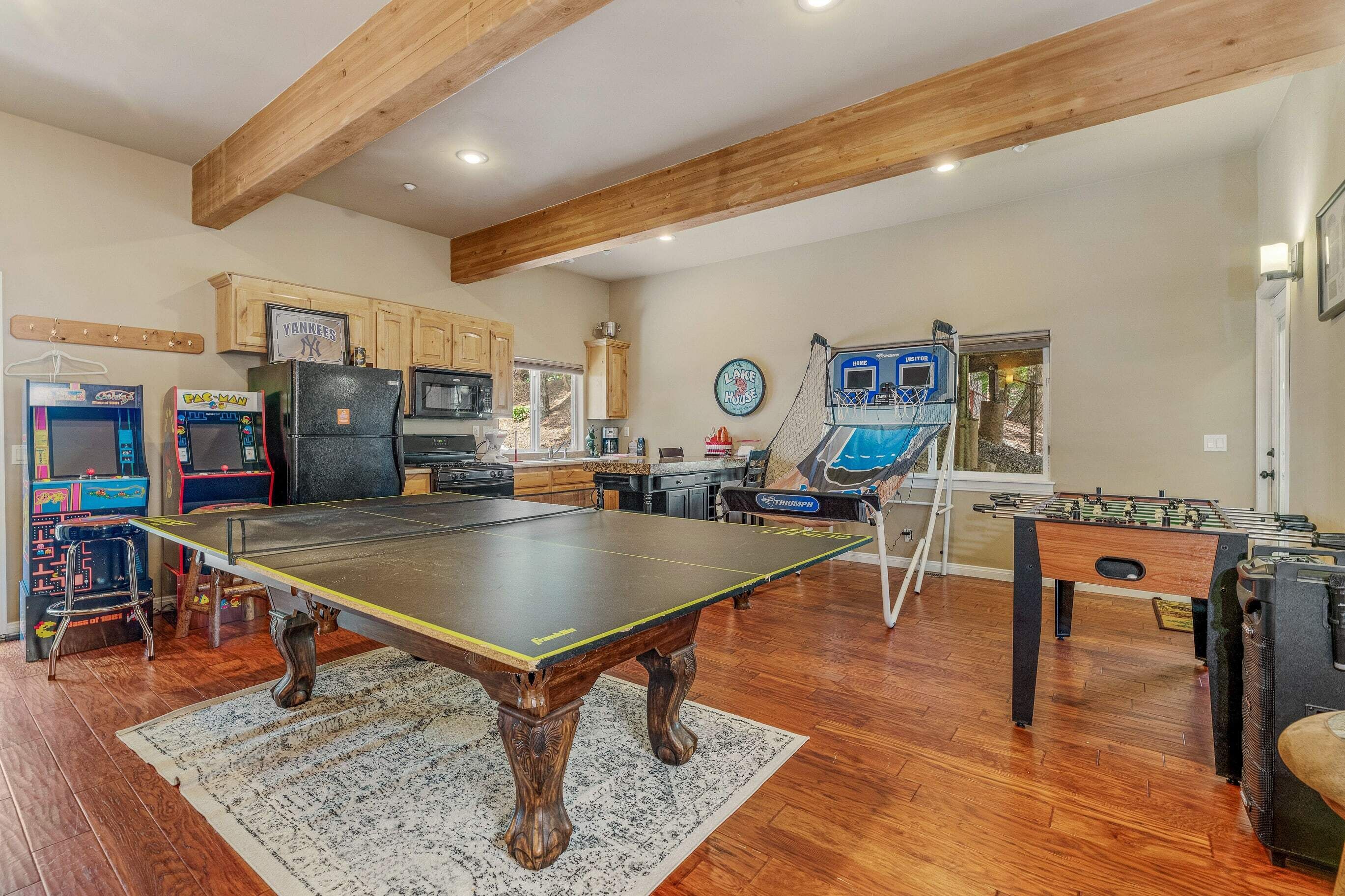Chateau Retreat + Game Room & Hot Tub