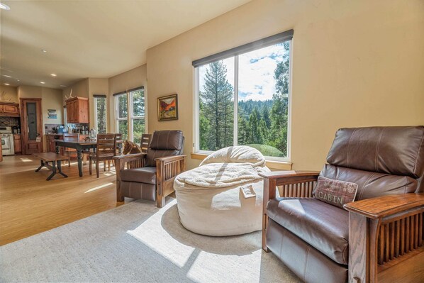 Téléviseur à écran plat, foyer, table de baby-foot