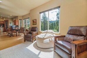 Een flatscreentelevisie, een open haard en tafelvoetbal