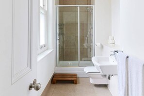 Hair dryer, towels - The Woolwich Retreat - Enticing 5bdr House With Parking (London)
