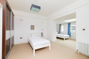 5 Schlafzimmer, laptopgeeigneter Arbeitsplatz, Bügeleisen/Bügelbrett