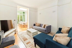 Huis (5 Bedrooms) | Woonkamer | Een televisie