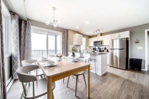 Dining - Peaceful Oasis Condo 2BR AC Balcony KingBed (Edmonton)