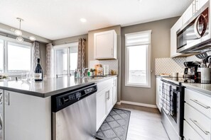 Fridge, microwave, oven, stovetop - Peaceful Oasis Condo 2BR AC Balcony KingBed (Edmonton)