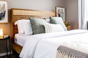 2 chambres, bureau, fer et planche à repasser, lit de bébé portatif