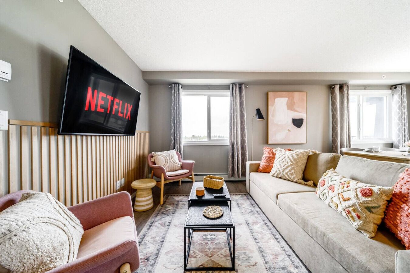 TV connectée, livres, espaces bureaux