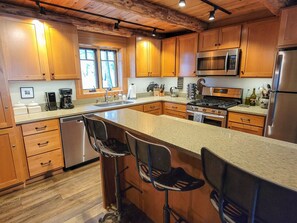 Fridge, microwave, oven, stovetop - Goat Wall Cabin: log cabin retreat on the meadow (Mazama)