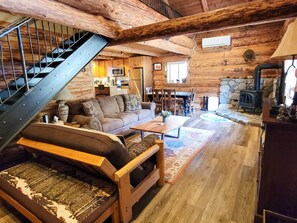 Televisión, chimenea, reproductor de DVD y oficina 