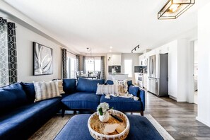 Smart TV, books, offices - Bright Luxe Condo AC Top Floor King Bed Balcony (Edmonton)