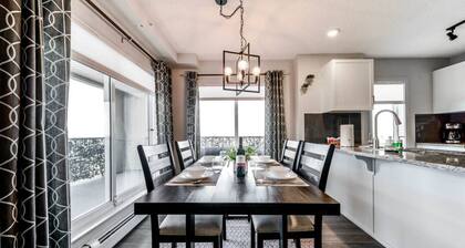 Bright Luxe Condo AC Top Floor King Bed Balcony