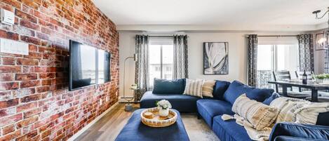 Een smart-tv, boeken en een kantoor