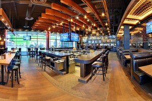 Bar (on property) - Bright Luxe Condo AC Top Floor King Bed Balcony (Edmonton)