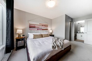 2 dormitorios, escritorio, tabla de planchar con plancha y cuna de viaje