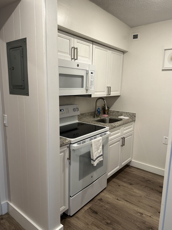 Een koelkast, een magnetron, een oven, een kookplaat