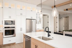 Fridge, microwave, oven, stovetop - The Gambit at Zion Pool Rooftop Luxury Golf Oasis (Hurricane)