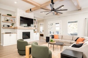 TV, fireplace - The Gambit at Zion Pool Rooftop Luxury Golf Oasis (Hurricane)