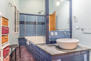 Badekar, hårtørrer, bidet, håndklæder