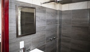 Comfort Double Room, 1 Queen Bed, Ocean View | Bathroom | Free toiletries, hair dryer, soap, shampoo - Larú Spa Resort (Aticama)